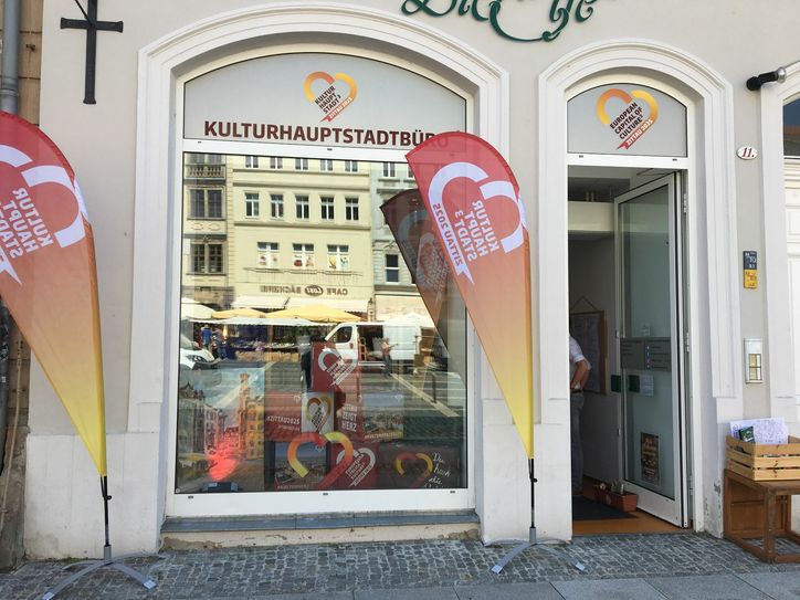 Das Kulturhauptstadtbüro ist umgezogen und jetzt am Markt 11 zu finden. „Der Vermieter hat für das alte Büro einen anderen Interessenten gefunden. Ein Unternehmen aus der Stadt möchte die Räume mieten. Dem wollten wir nicht im Wege stehen“, erklärt OB Thomas Zenker. Foto: Tony Keil