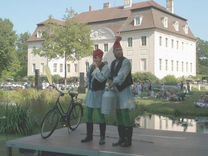 Die beiden Zwerge Markus Paul und Amadeus Gollner haben am Sonntag einen szenischer Ausschnitt zur kommenden Uraufführung »Warten auf Sturm« geboten. Foto: kay