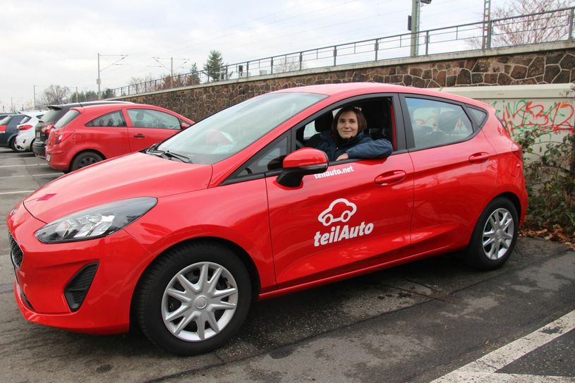 Maja Kohler freut sich über den neuen Standort von teilAuto am Haltepunkt Bahnhof West auf der Güterhofstraße. Foto: Pönisch