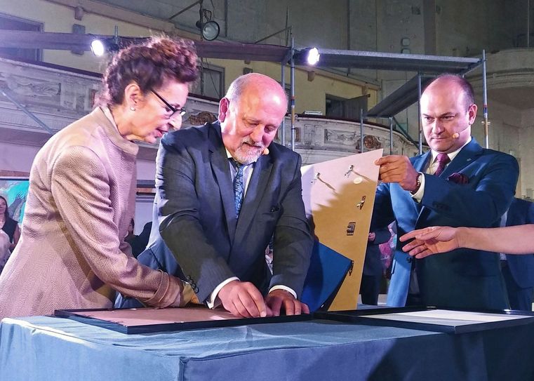 Künstlerin Antoinette, der Görlitzer Oberbürgermeister Siegfried Deinege und der Zgorzelecer Bürgermeister Rafa? Gronicz. Foto: Stadtverwaltung Görlitz
