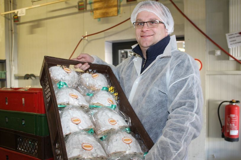 Frank Grübe, Vorstandsvorsitzender Tafel Oberlausitz, mit einer Kiste der gespendeten Stollen. Bei der Oberlausitzer Tafel werden die Christstollen bei drei Weihnachtsfeiern in Zittau, Löbau und Niesky serviert. Foto: Keil