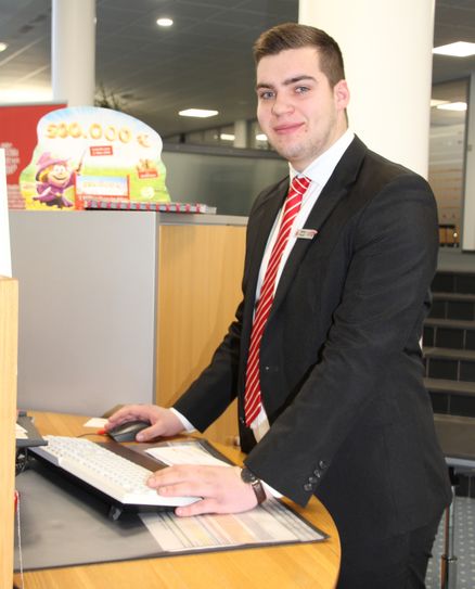 Adrian Prazak macht bei der Sparkasse Oberlausitz-Niederschlesien eine Ausbildung zum Bankkaufmann. Foto: Keil