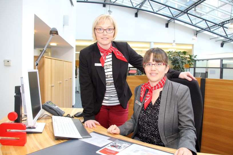 Jeanett Schellenberger  (links) und Sylvia Häntsch  von der Sparkasse Oberlausitz-Niederschlesien. (Foto: Keil).
