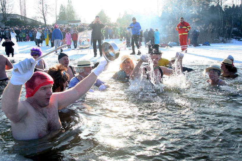 Die Eisbader hatten ihr Gaudi im kalten Wasser, während die Zuschauer draußen leicht froren.
