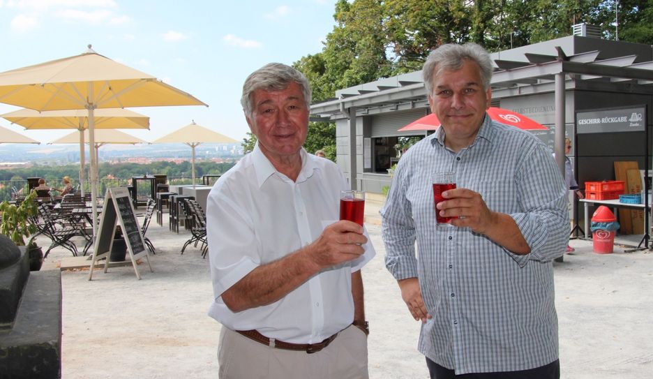 Dr. Eberhard Reißmann (li.) vom Vereinsvorstand und Michael Grabowski von der Lingnerschloss Gastronomie Betriebs GmbH.
