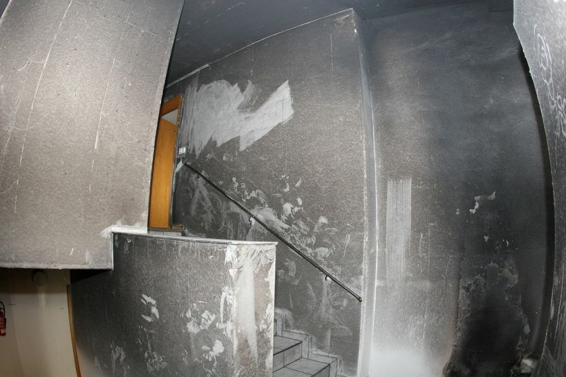 Das Haus hat durch die Brände sehr gelitten. Erhebliche Ruß-Stellen sind im Treppenhaus zu sehen.