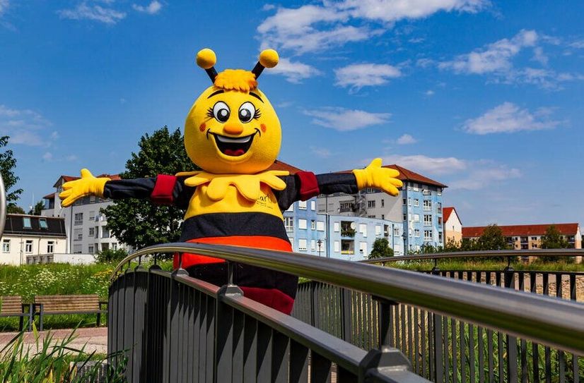 Die flotte, freche Biene »Carli« tritt als Maskottchen tritt für die Karte  auf.