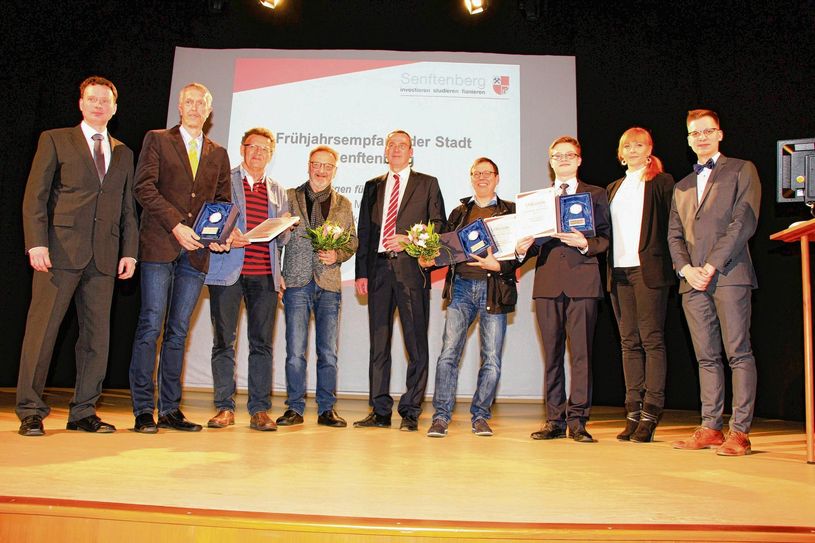 Die Geehrten während des Frühjahrsempfanges der Stadt Senftenberg zusammen mit Bürgermeister Andreas Fredrich (Mitte) und ihren Laudatoren Dan Hoffmann (li.), Franziska Golk (2.vo.re.) und Nico Wildemann (re.): Der Ehrenpreis des Jahres 2016 ging an Kacper Naturski (3.vo.re.) aus Senftenberg. Die Ehrung für das Unternehmen des Jahres 2016 nahm Tilo Schenker (4.vo.re.) für die Getränke Schenker Fachgrosshandelsgesellschaft mbH Senftenberg entgegen. Verein des Jahres 2016 wurde der Videofilmer Senftenberg e.V.. Die Ehrung nahmen die Vorstandsmitglieder Jürgen Haase (2.vo.li.), Michael Frank (4.vo.li.) und Wolfgang John (3.vo.li.) entgegen. Foto: sts
