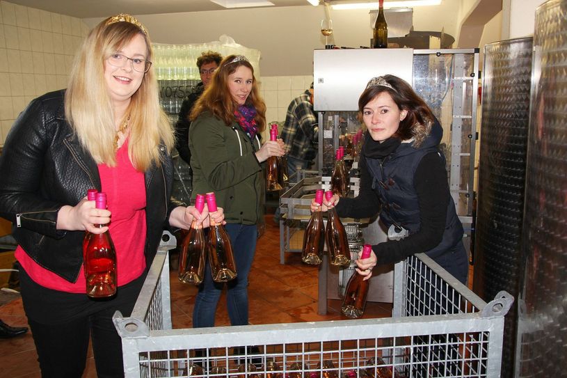 Weinhoheiten Maria Lehmann, Katrin Hecht und Maria Czerch (v.l.) helfen bei der Abfüllung des Weines. Fotos: Farrar