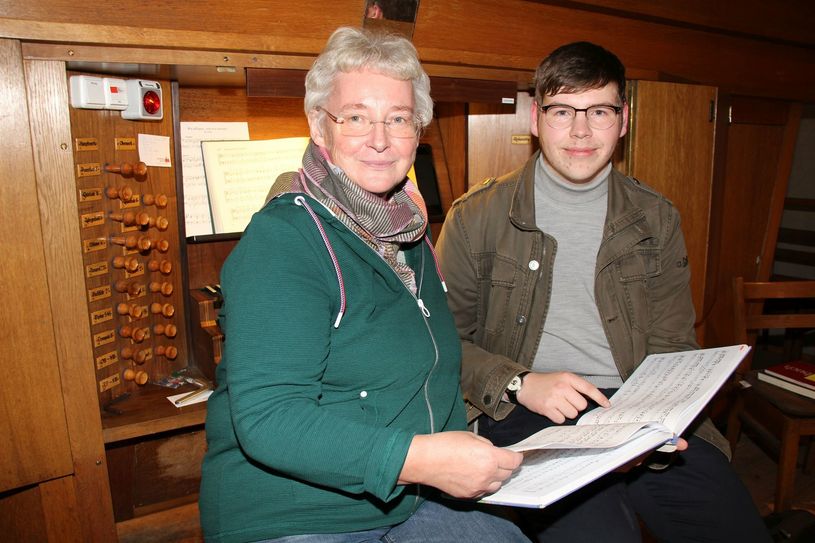 Regionalkantorin Margret Schulze mit ihrem Orgelschüler Thomas Puhan während einer Probestunde in der Senftenberger Peter-Paul-Kirche.