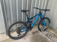 Ein blau-schwarzes 27,5-Zoll-Mountainbike/Fully, Cube Fritzz HPA 160 (Modell 2013).