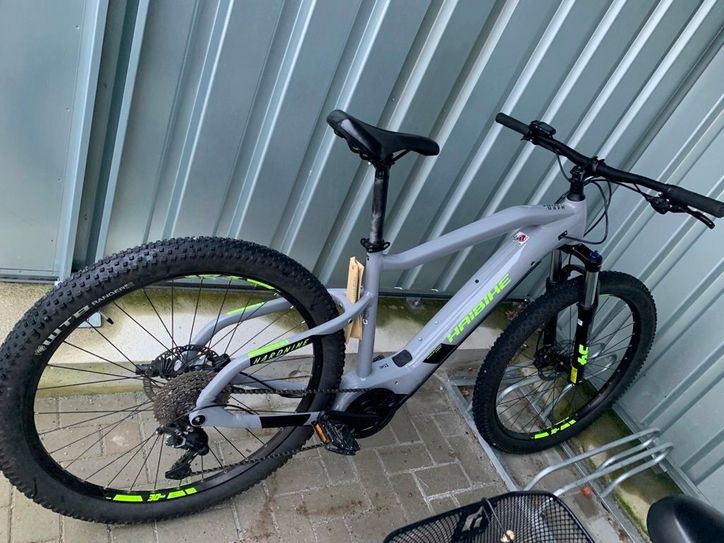 Ein graues 29-Zoll-E-Bike von Haibike Hardnine 6, Modell 202.