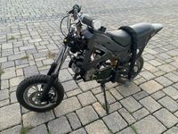 Das Pocketbike wurde offenbar mit schwarz-gelber Farbe umlackiert.