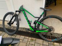 Ein schwarz-grünes 28-Zoll-Mountainbike/Fully der Marke Scott Spark.