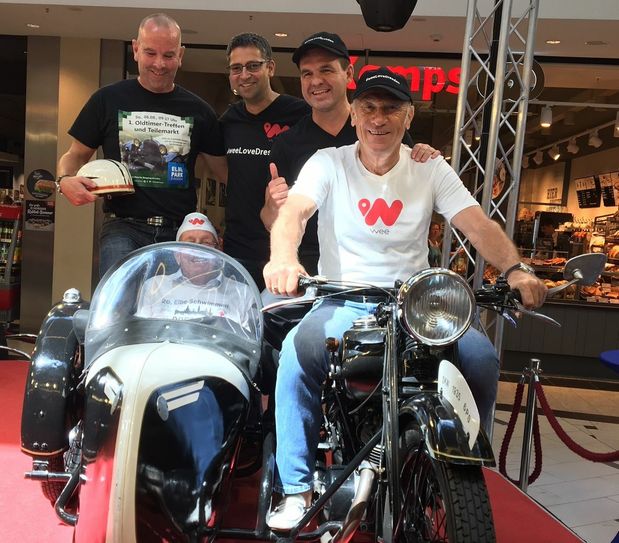 Am 5. August findet das 1. Oldtimer-Sommerfest statt, organisiert von Matthias Broda (im Bild hinten mit Helm) Foto: Pönisch