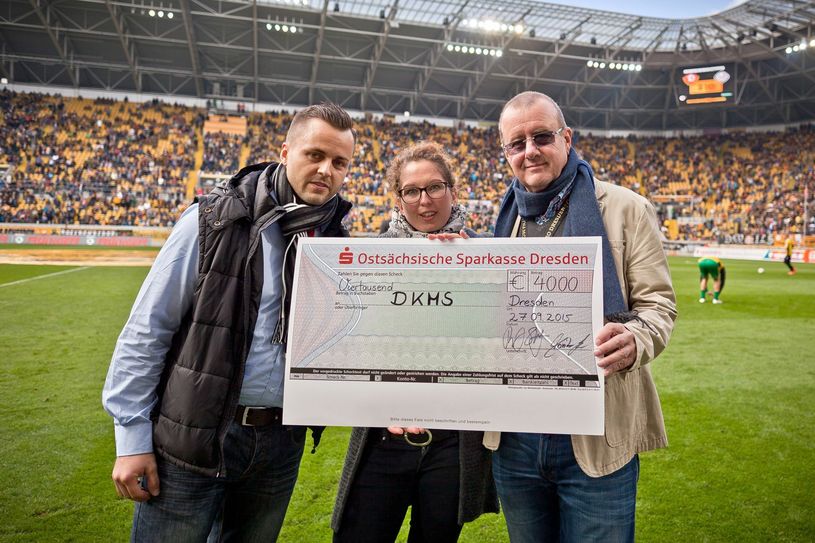 von links: Moritz Lux (Mitarbeiter Dynamo-Fanshop), Annika Schirmacher (DKMS), Andreas Ritter (Präsident Dynamo Dresden) (Fotos: Steffen Kuttner/Dynamo Dresden)