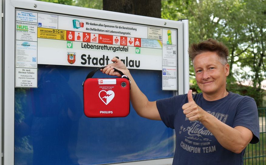 Adele Zeiger-Pusch, stellvertretende Leiterin des Calauer Erlebnisbades, präsentiert den neuen Defibrillator, der ab sofort für noch mehr Sicherheit aller Badegäste sorgen soll. Foto: Stadt Calau, Jan Hornhauer