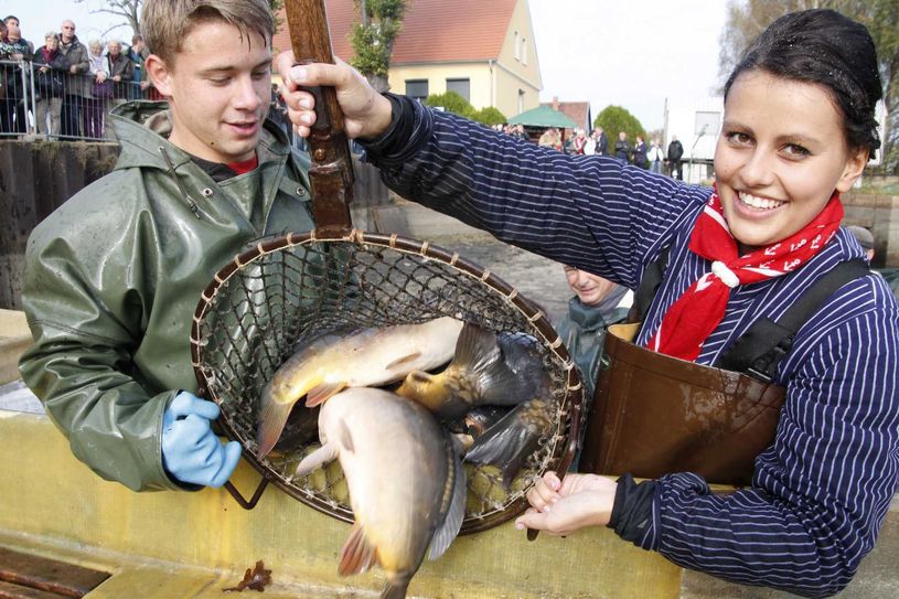 Auch die Peitzer Teichnixe Alexandra Malk wird wie im vergangenen Jahr den Fischern helfen. "Mein Fischerhemd ist gebügelt, ich freue mich aufs Wochenende", so die sympathische Peitzerin. Foto: jho