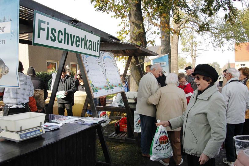 Natürlich werden Karpfen & Co. am Wochenende auch zum Verkauf angeboten. Foto: jho