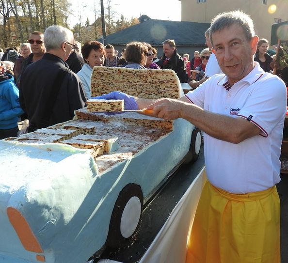 Bäckermeister Stephan Dietze zerlegte das 400 Kilo schwere Backwerk gekonnt in Einzelportionen.