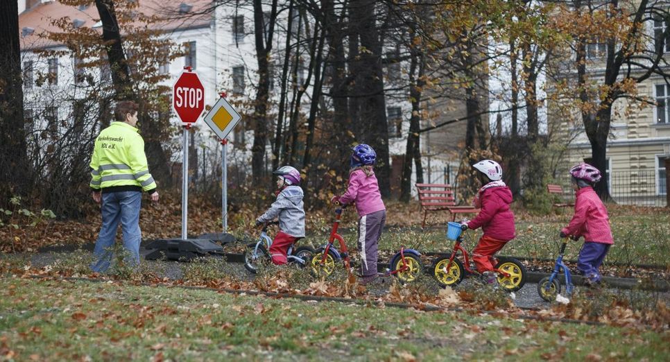 Der mobile Verkehrsgarten wurde am Montag eingeweiht. Fotos: AWO Oberlausitz