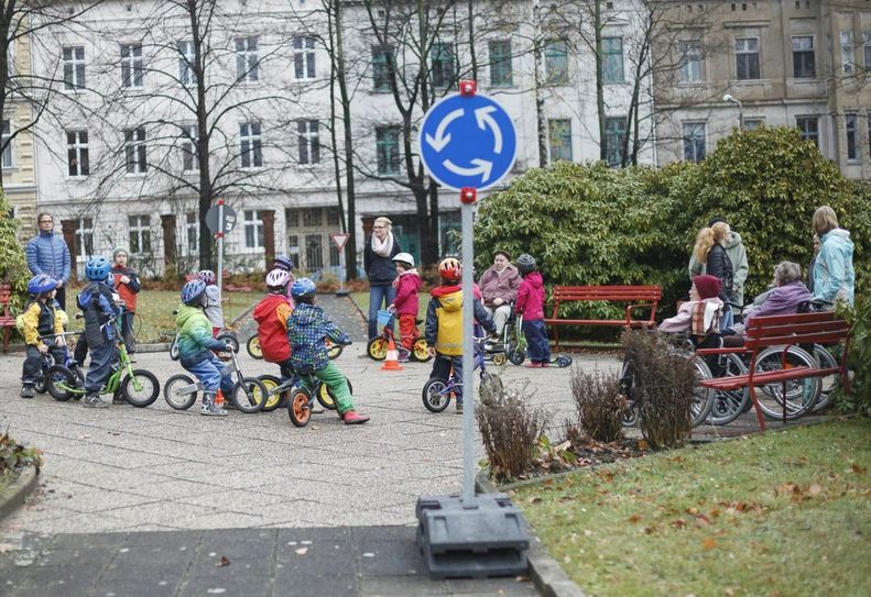 Der mobile Verkehrsgarten wurde am Montag eingeweiht. Fotos: AWO Oberlausitz