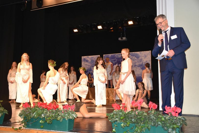 Uwe Rumberg bedankt sich bei der Tanzgruppe der Waldblickschule Freital für ihren Auftritt. Foto: Trache