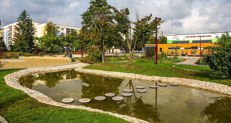Der Bachlauf im Mehrgenerationenpark in Freital-Zauckerode ist wieder mit Wasser gefüllt.