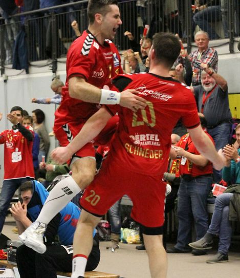 Dusan Milisevic und "Toto" Schneider jubeln wie schon in der Vorwoche  über den verdienten Sieg der Lok.   Foto: Hatzi