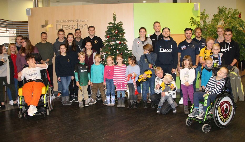 Gruppenfoto mit allen Beteiligten der Weihnachtsfeier im Städtischen Klinikum Dresden. Foto: Büttner
