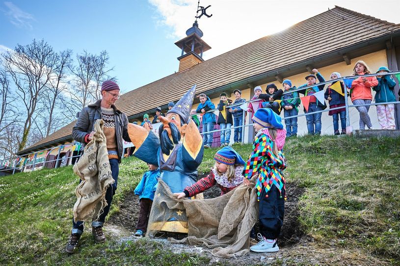 Der Zauberer vor dem Max Jacob Theater mit den Kindern Fritzi (7) und Emily (7, rechts) und seinem Schnitzer Carsten Bürger.