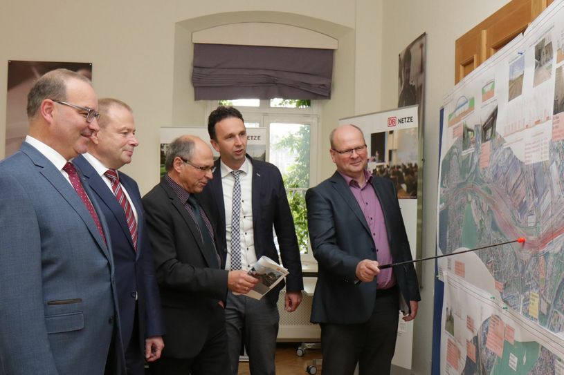 Falk Hebenstreit und Dr. Dietmar Ludwig von der DB Netz, Andreas Herr (Landratsamt) sowie Oberbürgermeister Marco Müller bekommen von Uwe Meyer (Deutsche Bahn – v.l.n.r. ) das Vorhaben erläutert. Alle Fotos: U. Päsler – Stadt Riesa