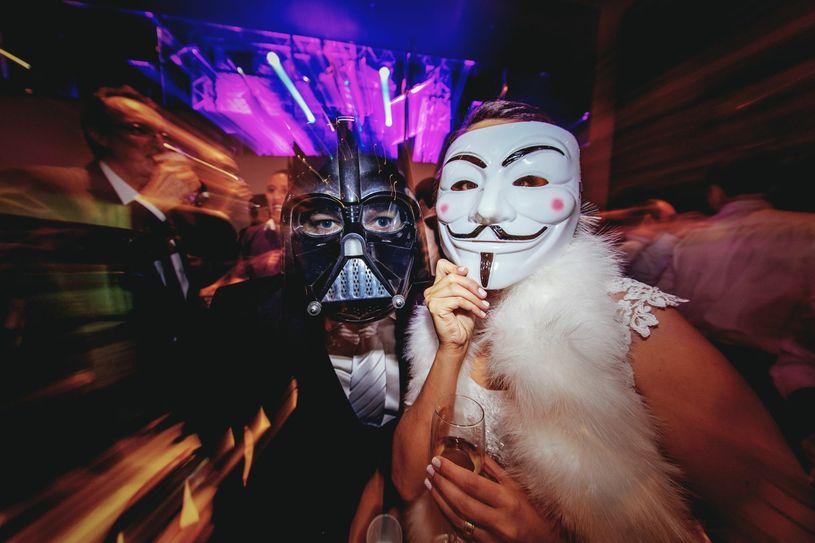 Maskenpflicht beim Karneval? Steigende Infektionszahlen und eine neue Corona-Verordnung, die erst Anfang November kommt, geben den hiesigen Karnevalsclubs keine Planungssicherheit. Foto: J. Borba/Unsplash