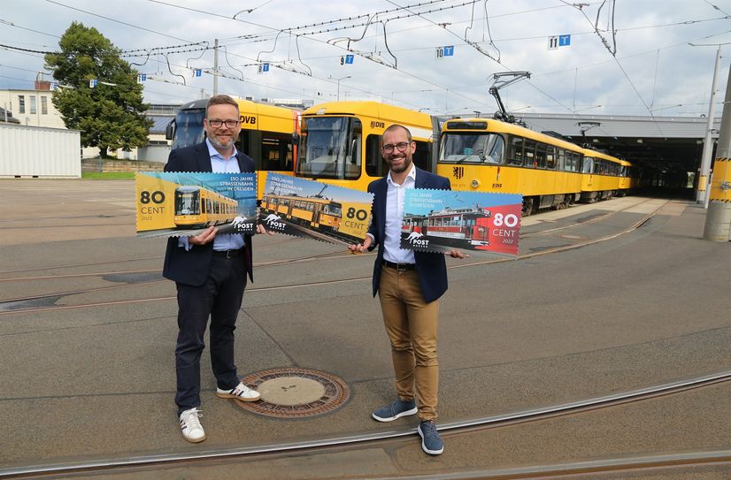 Alexander Hesse (PostModern, re.) und Martin Gawalek, Centerleiter Verkehrsmanagement/Marketing bei der DVB zeigen die neuen Briefmarken.
