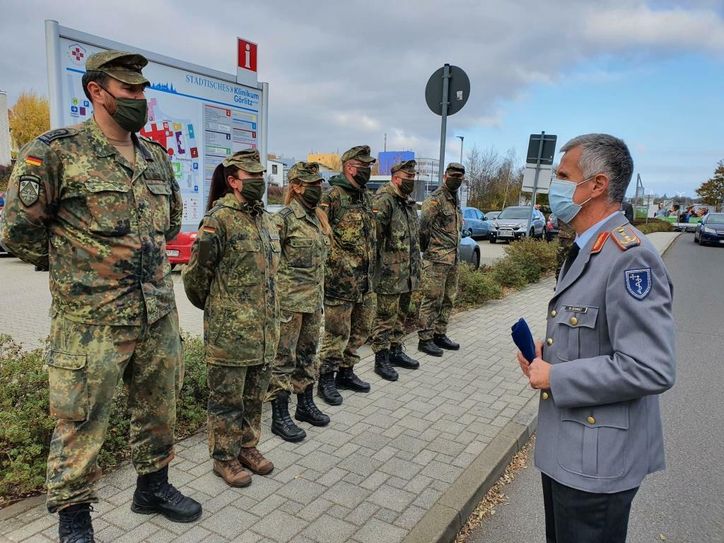 Dr. Stephan Schmidt, Generalstabsarzt der Bundeswehr, mit einigen der Soldaten, die in den kommenden Wochen im Klinikum Görlitz helfen. Insgesamt sind 100 Soldatinnen und Soldaten in den fünf Kliniken in Weißwasser, Ebersbach-Neugersdorf, Zittau und Görlitz (2) im Einsatz. Foto: Landratsamt Görlitz