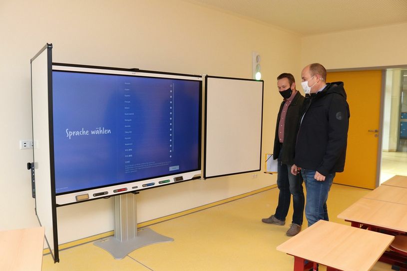 Bürgermeister Lars Kolan und René Pötschick, technischer Sachbearbeiter im Gebäudemanagement, vor einem der Smartboards. Foto: Stadtverwaltung