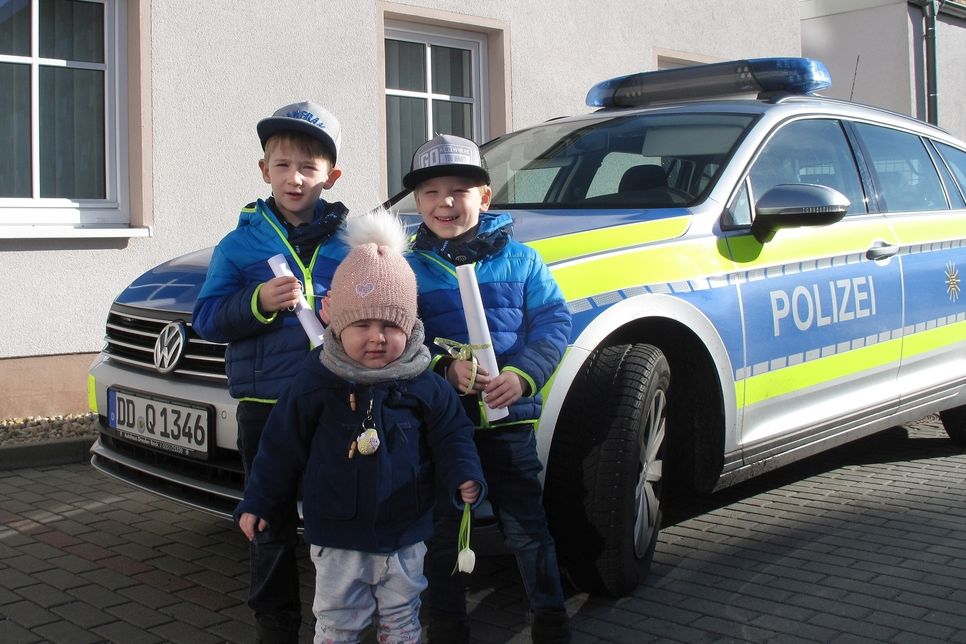 Die drei Kinder vor dem Streifenwagen. Foto: Polizei