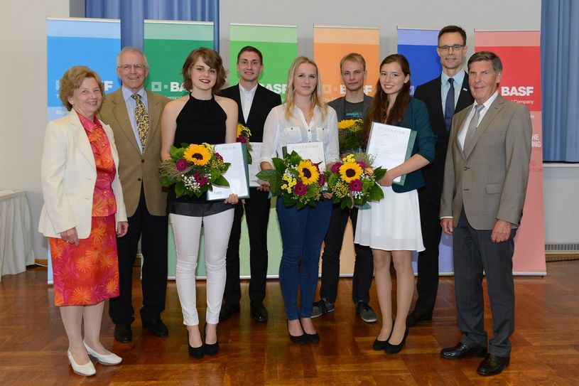 Stipendiaten im Kreise ihrer Mäzene.  Foto: wit