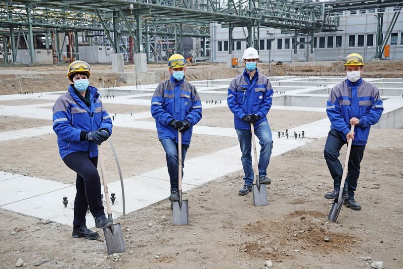 Wichtige Investition für den Standort – Wacker-Werkleiterin Dr. Jutta Matreux, Jann Fedde, Olaf Paulsen und Dr. Holger Szillat (v.l.n.r.) gaben den Startschuss für den Bau einer neuen Fertigungslinie für Hybridpolymere am Produktionsstandort Nünchritz. Foto: Wacker