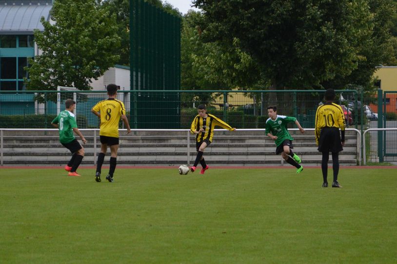 Freundschaftsturnier zwischen FC Sängerstadt, Spielvereinigung und FC Montataire im Stadion des Friedens. Frankreich unterliegt.