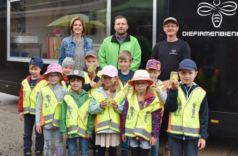 Die Kita-Kinder aus Bluno freuten sich gemeinsam mit den beiden VBH-Prokuristen, Dana Borkmann (l.) und Vincent Schröder (m.), auf die Herstellung des Honigs zusammen mit Jens Ebert (r.).