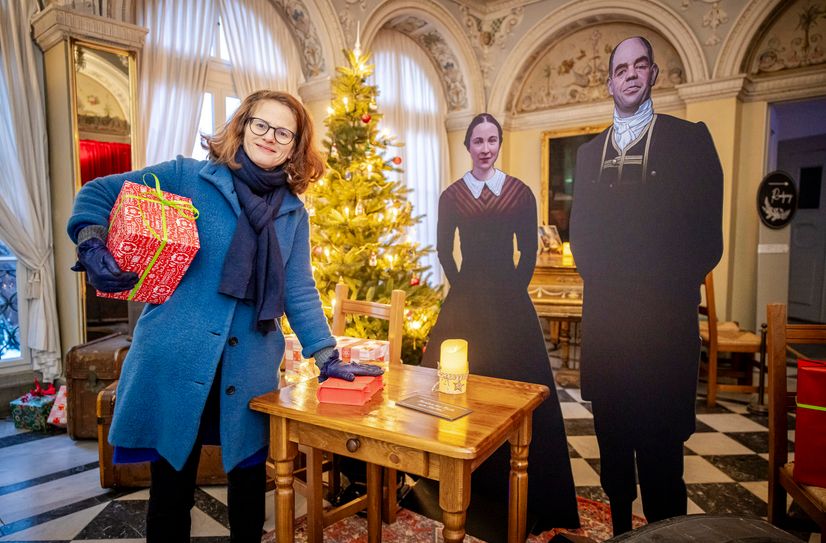 Museologin Dr. Beate Finger am Start des Rundgangs »Lichterschloss Weesenstein – Spuk unterm Weihnachtsbaum«.