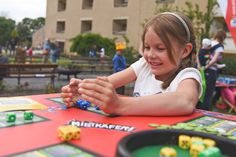 Das Spielen auf neue Art entdecken: Das geht beim Familien-Spielefest auf der Festung Königstein.