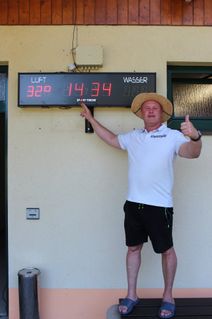 Walkmühlenbad-Schwimmmeister Steffen Pfeiffer und die neue Anzeigetafel.