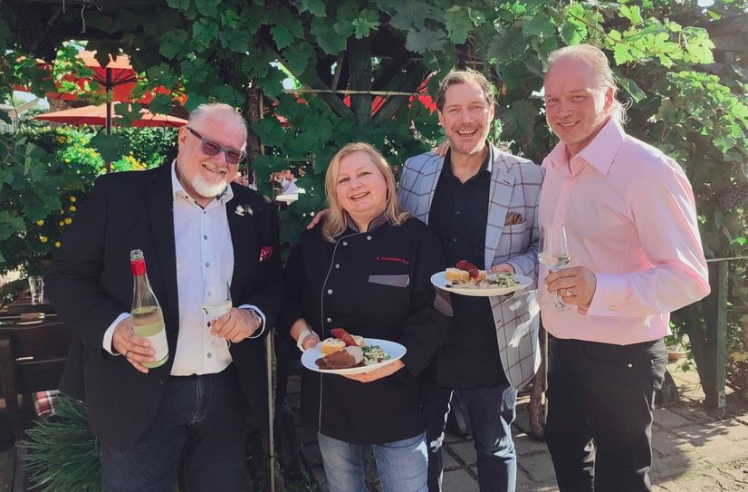 Service-Chef Stefan Ficker, Küchenchefin Kerstin Dreissigacker, Starkoch Mirko Reeh und Magier André Sarrasani präsentieren im Weingut Matyas in Coswig ihr neues Menü.