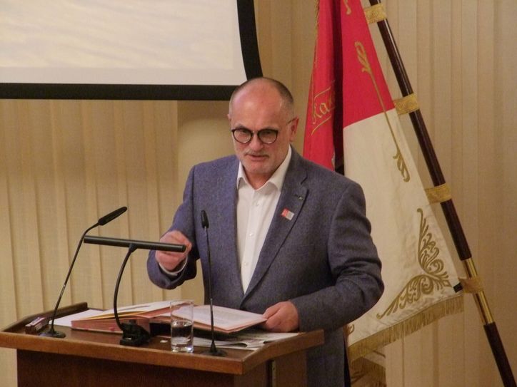Kamenz‘ Oberbürgermeister Roland Dantz hielt sich beim diesjährigen Neujahrsempfang etwas zurück: Seine Festrede war kürzer als in den Jahren zuvor, dauerte »nur« eine knappe Stunde.  Foto: Rainer Könen