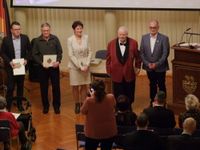 Zwanzig Männer und Frauen wurden für ihr ehrenamtliches Engagement mit der Ehrenmedaille der Stadt Kamenz ausgezeichnet. Ihre Verdienste hob OB Dantz bei den Ehrungsrunden hervor. Foto. Rainer Könen