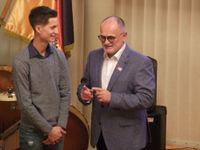 Das Beste am Schluss: Gegen Ende der Veranstaltung begrüßte OB Dantz mit Marvin Jüngel aus Kamenz-Hausdorf einen besonderen Ehrengast, der sich ins Goldene Buch der Stadt eintragen durfte. Der 21-Jährige hatte im Mai des vergangenen Jahres überraschend das legendäre Hamburger Springderby in Klein-Flottbeck gewonnen - als Zweitjüngster überhaupt in der über 100-jährigen Geschichte dieses Wettbewerbs. Foto: Rainer Könen