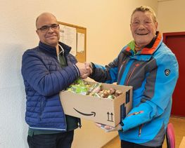 Stephan Teske übergab Neyl Triki süße Schokoladen-Osterhasen und weiteren Naschereien.