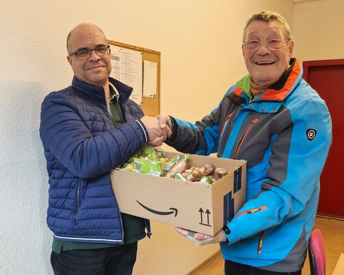 Stephan Teske übergab Neyl Triki süße Schokoladen-Osterhasen und weiteren Naschereien.